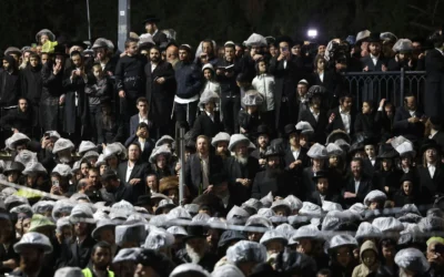 Des gens se rassemblent pour assister à l'allumage du grand feu central lors des célébrations de Lag Ba'omer sur le mont Meron, dans le nord d'Israël, le 4 mai 2026. (Crédit: David Cohen/Flash90)