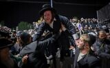 Un Juif ultra-orthodoxe franchissant une barrière de sécurité lors des célébrations de Lag BaOmer, sur le mont Meron, le 4 mai 2026. (Crédit : David Cohen/Flash90)