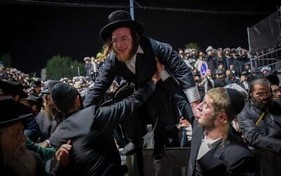 Un Juif ultra-orthodoxe franchissant une barrière de sécurité lors des célébrations de Lag BaOmer, sur le mont Meron, le 4 mai 2026. (Crédit : David Cohen/Flash90)