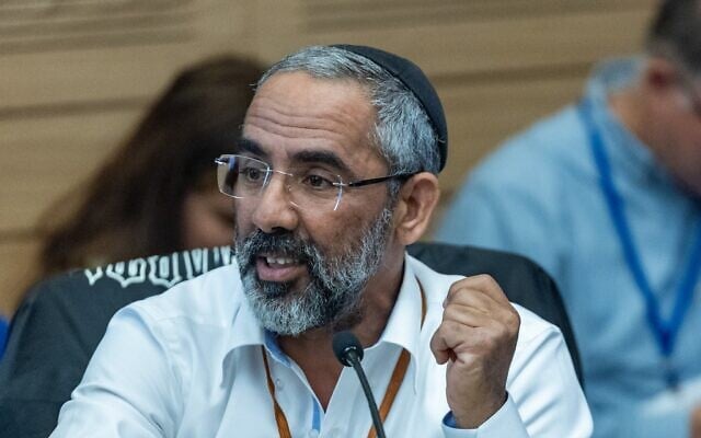 Rafi Chaïm-Kedoshim assistant à une réunion de la commission spéciale sur les Droits de l'Enfant à la Knesset, à Jérusalem, le 4 mai 2026 (Crédit : Yonatan Sindel/Flash90)