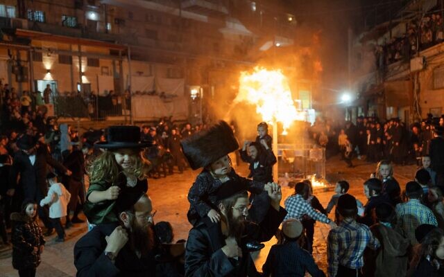 Des personnes célébrant la fête juive de Lag BaOmer dans le quartier ultra-orthodoxe de Mea Shearim, à Jérusalem, le 4 mai 2026. (Crédit : Yonatan Sindel/Flash90)