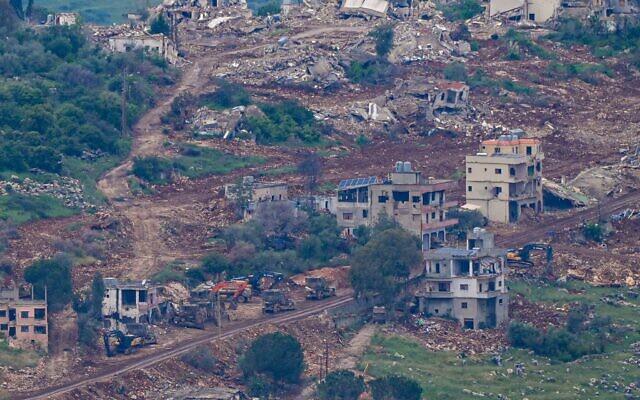 Des soldats israéliens aperçus dans le sud du Liban, vus depuis le côté israélien de la frontière, le 5 mai 2026. (Crédit : Ayal Margolin/Flash90)