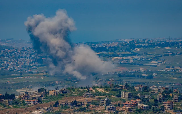 De la fumée s'élève au sud du Liban lors d'une opération militaire israélienne, le 7 mai 2026. (Crédit: Ayal Margolin/Flash90)