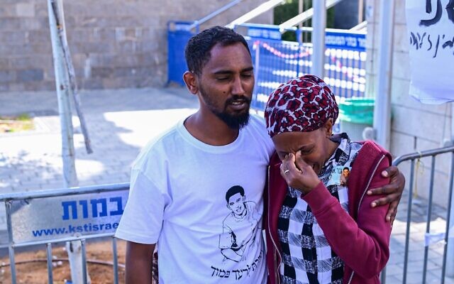 Les proches de Yemanu Zelka devant un tribunal de Lod, le 10 mai 2026, où seize adolescents ont été inculpés en lien avec son assassinat, qui a eu lieu à Yom HaAtsmaout. (Crédit : Avshalom Sassoni/Flash90)