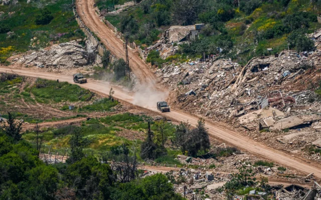 Des soldats de l'armée israélienne en opération due côté israélien de la frontière, le 11 mai 2026 (Crédit: Ayal Margolin/Flash90)