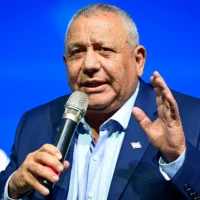 Gadi Eisenkot, chef du parti Yashar, s’exprimant lors d’une conférence à l’université de Tel Aviv, le 12 mai 2026. (Crédit : Avshalom Sassoni/Flash90)