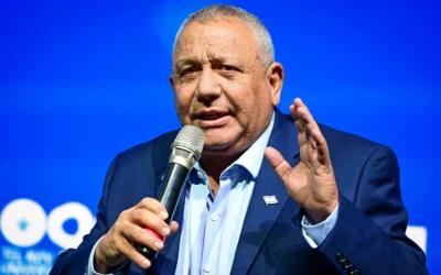 Gadi Eisenkot, chef du parti Yashar, s’exprimant lors d’une conférence à l’université de Tel Aviv, le 12 mai 2026. (Crédit : Avshalom Sassoni/Flash90)