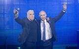 Le chef de l'opposition Yaïr Lapid (à gauche) et l'ancien Premier ministre Naftali Bennett s'étreignant lors d'un rassemblement de leur parti commun « BeYahad », à Tel Aviv, le 12 mai 2026. (Crédit : Miriam Alster/Flash90)