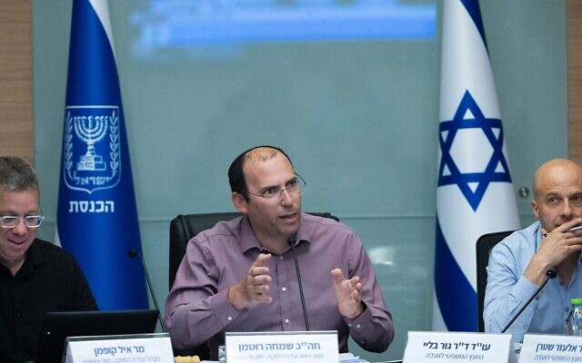 Le député Simcha Rothman présidant une réunion de la commission de la Constitution, du Droit et de la Justice de la Knesset, à Jérusalem, le 12 mai 2026. (Crédit : Yonatan Sindel/Flash90) Le député Simcha Rothman présidant une réunion de la commission de la Constitution, du Droit et de la Justice de la Knesset, à Jérusalem, le 12 mai 2026. (Crédit : Yonatan Sindel/Flash90)
