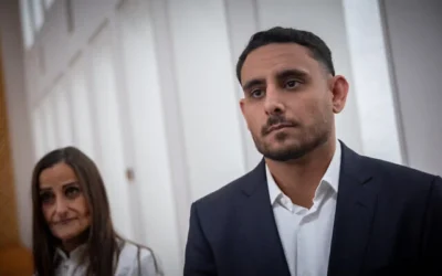 Ori Elmakayes assistant à une audience de la Haute Cour de justice concernant un recours contre la nomination du général de division Roman Gofman au poste de prochain chef de l'agence de renseignement du Mossad, le 12 mai 2026. (Crédit : Yonatan Sindel/Flash90)