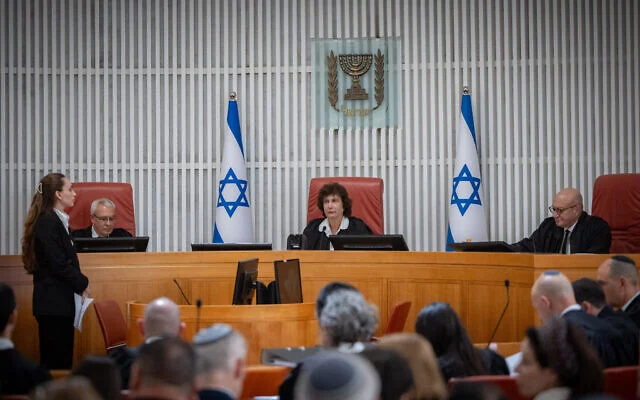 La Haute Cour de justice examinant les recours contre la nomination du général de division Roman Gofman au poste de prochain chef de l’agence de renseignement du Mossad, le 12 mai 2026. (Crédit : Yonatan Sindel/Flash90) La Haute Cour de justice examinant les recours contre la nomination du général de division Roman Gofman au poste de prochain chef de l’agence de renseignement du Mossad, le 12 mai 2026. (Crédit : Yonatan Sindel/Flash90)