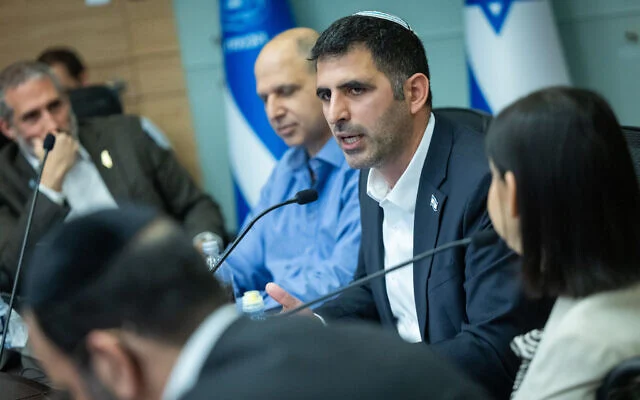 Le ministre des Communications, Shlomo Karhi, assiste à une réunion de la Commission des finances de la Knesset, à Jérusalem, le 12 mai 2026. (Yonatan Sindel/Flash90) Le ministre des Communications, Shlomo Karhi, assiste à une réunion de la Commission des finances de la Knesset, à Jérusalem, le 12 mai 2026. (Yonatan Sindel/Flash90)