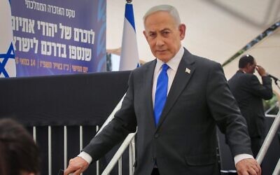 Le Premier ministre Benjamin Netanyahu lors d'une cérémonie au mont Herzl, en hommage aux Juifs éthiopiens morts alors qu'ils tentaient de rejoindre Israël, le 14 mai 2026. (Crédit : Gil Yohanan/POOL) Le Premier ministre Benjamin Netanyahu lors d'une cérémonie au mont Herzl, en hommage aux Juifs éthiopiens morts alors qu'ils tentaient de rejoindre Israël, le 14 mai 2026. (Crédit : Gil Yohanan/POOL)