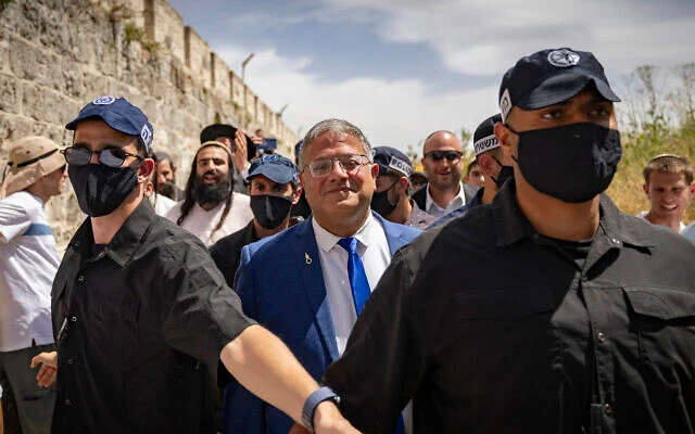 Le ministre de la Sécurité intérieure, Itamar Ben Gvir, sur le mont du Temple dans la Vieille Ville de Jérusalem lors des célébrations de la Journée de Jérusalem, le 14 mai 2026. (Crédit : Yonatan Sindel/Flash90) Le ministre de la Sécurité intérieure, Itamar Ben Gvir, sur le mont du Temple dans la Vieille Ville de Jérusalem lors des célébrations de la Journée de Jérusalem, le 14 mai 2026. (Crédit : Yonatan Sindel/Flash90)