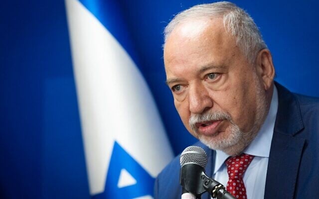 Le député Avigdor Liberman, chef du parti Yisrael Beytenu, présidant une réunion de faction de la Knesset, à Jérusalem, le 18 mai 2026. (Crédit : Chaïm Goldberg/Flash90)