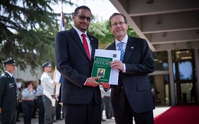 Le président Isaac Herzog (à droite) aux côtés du premier ambassadeur du Somaliland en Israël, le Dr. Mohamed Hagi, lors d'une cérémonie, à la résidence présidentielle, à Jérusalem, le 18 mai 2026. (Crédit : Yonatan Sindel/Flash90)