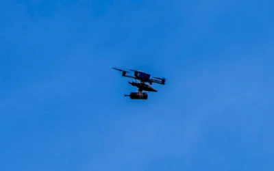 Un drone explosif lancé par le Hezbollah est aperçu près de la frontière israélienne avec le Liban lors d’une attaque du Hezbollah dans le nord d’Israël, le 19 mai 2026. (Crédit : Ayal Margolin/Flash90)