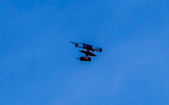 Un drone explosif lancé par le Hezbollah est aperçu près de la frontière israélienne avec le Liban lors d’une attaque du Hezbollah dans le nord d’Israël, le 19 mai 2026. (Crédit : Ayal Margolin/Flash90) Un drone explosif lancé par le Hezbollah est aperçu près de la frontière israélienne avec le Liban lors d’une attaque du Hezbollah dans le nord d’Israël, le 19 mai 2026. (Crédit : Ayal Margolin/Flash90)