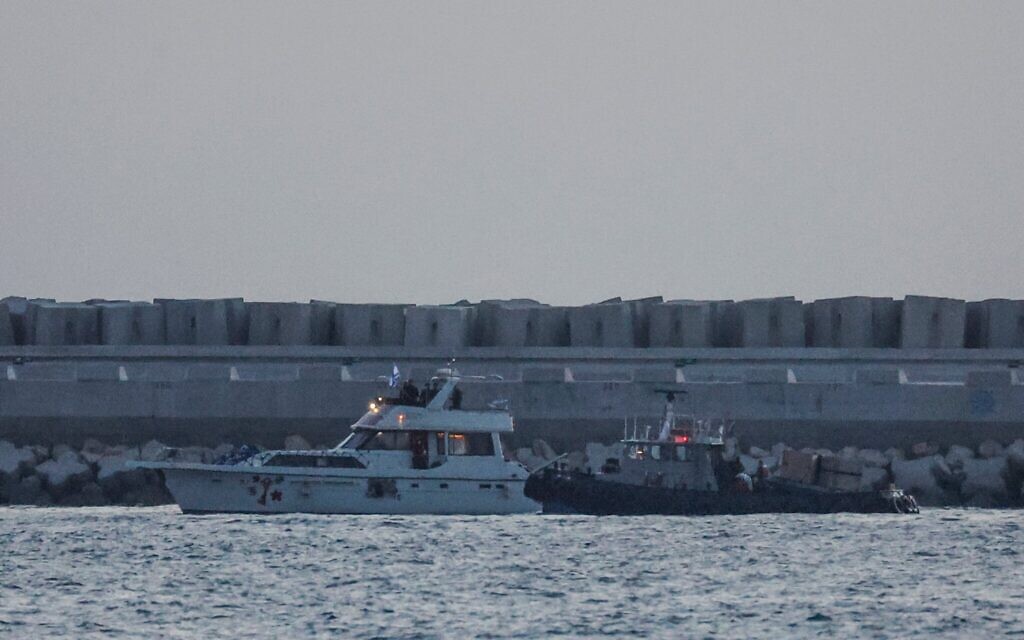 Photo d'illustration: Un navire de la flottille d'activistes à destination de Gaza, intercepté par la marine israélienne dans les eaux internationales, est escorté vers Ashdod, dans le sud d'Israël, le 19 mai 2026 (Crédit : Jamal Awad/Flash90)