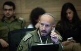 Le général de brigade Shay Tayeb, chef de la division Planification et gestion du personnel du Directorat des Ressources humaines de l'armée israélienne, lors d'une réunion de la commission des Affaires étrangères et de la Défense de la Knesset, le 20 mai 2026. (Crédit : Yonatan Sindel/Flash90)