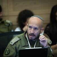 Le général de brigade Shay Tayeb, chef de la division Planification et gestion du personnel du Directorat des Ressources humaines de l'armée israélienne, lors d'une réunion de la commission des Affaires étrangères et de la Défense de la Knesset, le 20 mai 2026. (Crédit : Yonatan Sindel/Flash90)