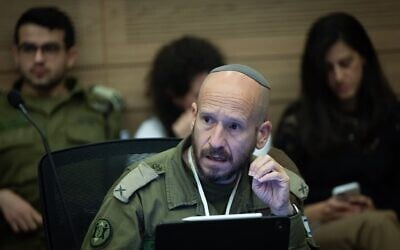 Le général de brigade Shay Tayeb, chef de la division Planification et gestion du personnel du Directorat des Ressources humaines de l'armée israélienne, lors d'une réunion de la commission des Affaires étrangères et de la Défense de la Knesset, le 20 mai 2026. (Crédit : Yonatan Sindel/Flash90) Le général de brigade Shay Tayeb, chef de la division Planification et gestion du personnel du Directorat des Ressources humaines de l'armée israélienne, lors d'une réunion de la commission des Affaires étrangères et de la Défense de la Knesset, le 20 mai 2026. (Crédit : Yonatan Sindel/Flash90)