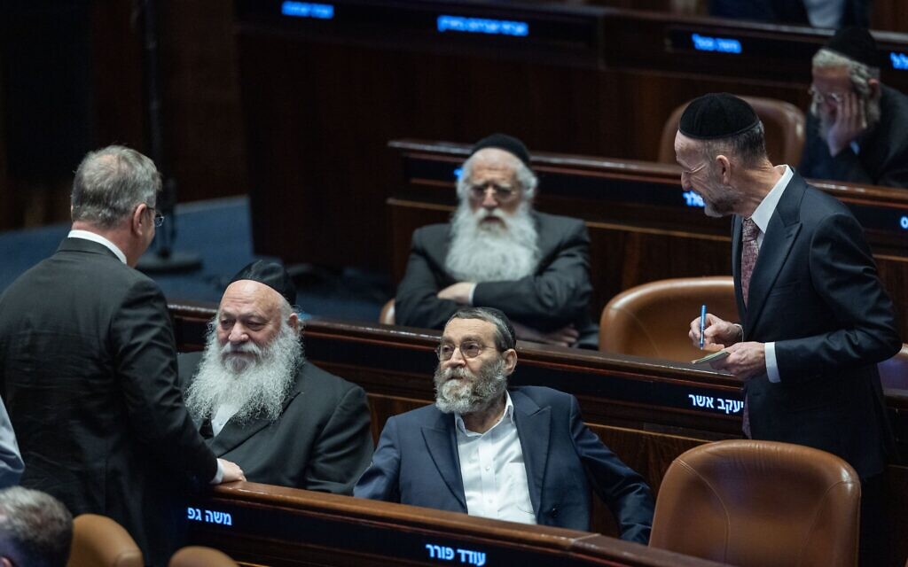 Des députés ultra-orthodoxes assistant au vote sur la dissolution de la Knesset, le 20 mai 2026. (Crédit : Yonatan Sindel/Flash90) Des députés ultra-orthodoxes assistant au vote sur la dissolution de la Knesset, le 20 mai 2026. (Crédit : Yonatan Sindel/Flash90)