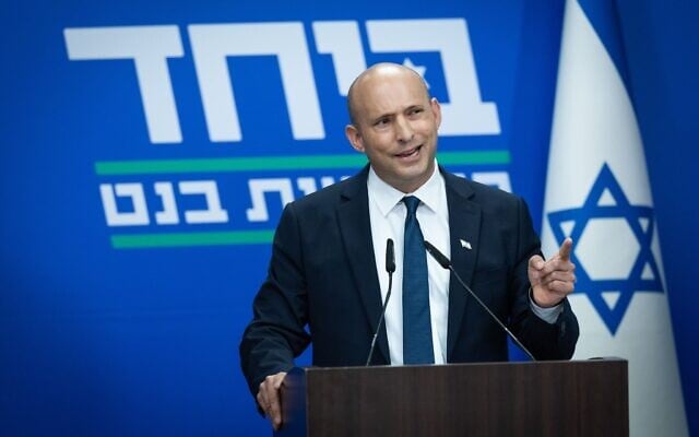 L'ancien Premier ministre Naftali Bennett s'exprimant lors d'une conférence de presse, à la Knesset, à Jérusalem, le 20 mai 2026. (Crédit : Yonatan Sindel/Flash90) L'ancien Premier ministre Naftali Bennett s'exprimant lors d'une conférence de presse, à la Knesset, à Jérusalem, le 20 mai 2026. (Crédit : Yonatan Sindel/Flash90)