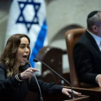 La ministre de l'Égalité sociale, May Golan, s'exprimant devant l'assemblée plénière de la Knesset, à Jérusalem, le 20 mai 2026. (Crédit : Yonatan Sindel/Flash90)