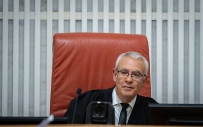 Le juge de la Cour suprême Ofer Grosskopf présidant une audience concernant le refus du ministre de la Justice, Yariv Levin, de convoquer le comité de sélection des juges, le 24 mai 2026. (Crédit : Noam Revkin Fenton/Flash90)
