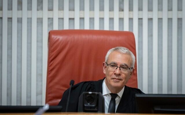 Le juge de la Cour suprême Ofer Grosskopf présidant une audience concernant le refus du ministre de la Justice, Yariv Levin, de convoquer le comité de sélection des juges, le 24 mai 2026. (Crédit : Noam Revkin Fenton/Flash90)