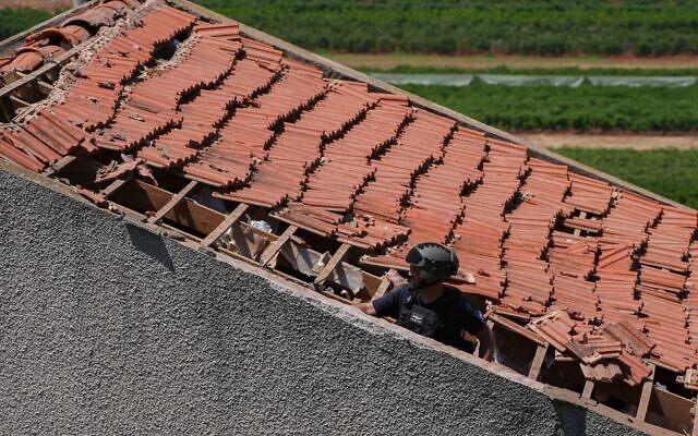 Les forces de sécurité israéliennes inspectent une maison à Metula, près de la frontière israélo-libanaise, qui a été touchée par un drone du Hezbollah le 25 mai 2026. (Crédit : Ayal Margolin/Flash90)