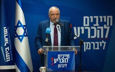 Avigdor Liberman, chef du parti Yisrael Beytenu, préside une réunion de son groupe parlementaire à la Knesset, le 25 mai 2026 (Crédit : Yonatan Sindel/Flash90)