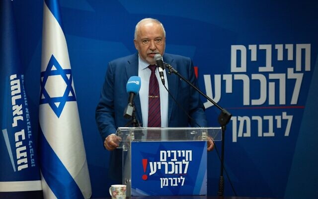 Avigdor Liberman, chef du parti Yisrael Beytenu, préside une réunion de son groupe parlementaire à la Knesset, le 25 mai 2026 (Crédit : Yonatan Sindel/Flash90)