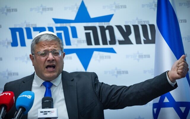 Le ministre de la Sécurité nationale, Itamar Ben Gvir, s'adressant à la presse avant la réunion hebdomadaire du groupe parlementaire de son parti, Otzma Yehudit, à la Knesset, le 25 mai 2026. (Crédit : Yonatan Sindel/Flash90)