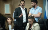 Le ministre des Communications, Shlomo Karhi, assiste à la réunion de la commission spéciale sur la loi sur les communications à la Knesset, le 25 mai 2026. (Crédit: Yonatan Sindel/Flash90)
