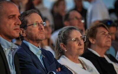 Le président Isaac Herzog et son épouse Michal Herzog assistant à la cérémonie d'inauguration d'un mémorial dédié aux victimes du pogrom perpétré par le groupe terroriste palestinien du Hamas le 7 octobre 2023 sur la plage de Zikim, le 26 mai 2026. (Crédit : Tsafrir Abayov/Flash90)