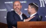 Le chef du parti HaTzionout HaDatit et ministre des Finances, Bezalel Smotrich (à droite), en compagnie du nouveau membre de son parti, Zvika Mor, lors d'une conférence de presse, à la Knesset, à Jérusalem, le 26 mai 2026. (Crédit : Yonatan Sindel/Flash90)