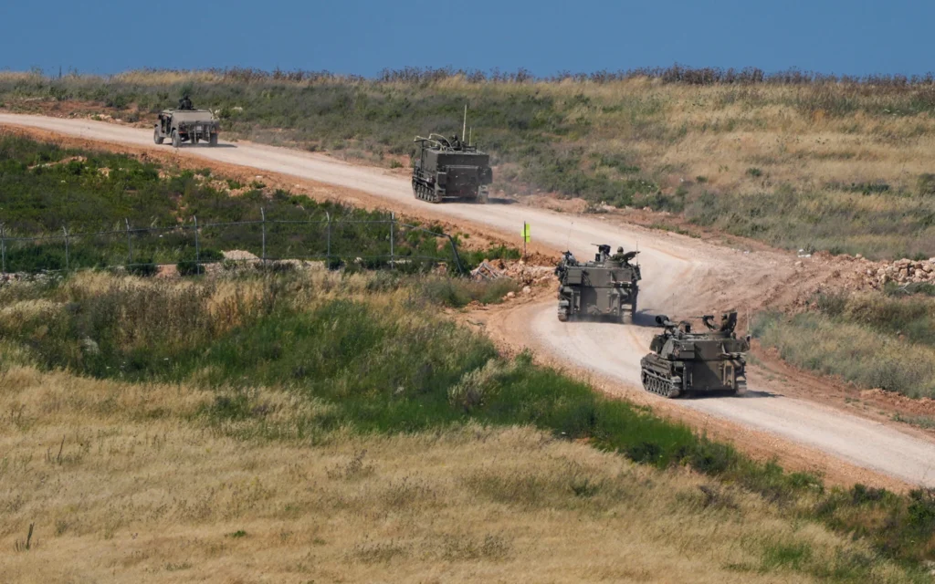 Des véhicules d'artillerie israéliens se déplacent en convoi vers le sud du Liban, près de la frontière libanaise, le 27 mai 2026. (Crédit: Ayal Margolin/FLASH90)