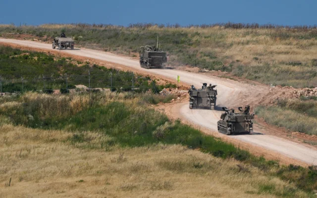 Des véhicules d'artillerie israéliens se déplacent en convoi vers le sud du Liban, près de la frontière libanaise, le 27 mai 2026. (Crédit: Ayal Margolin/FLASH90)