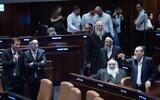 Des députés de la coalition lors d'une séance plénière, à la Knesset, à Jérusalem, le 27 mai 2026. (Crédit : Yonatan Sindel/Flash90)