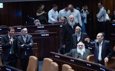 Des députés de la coalition lors d'une séance plénière, à la Knesset, à Jérusalem, le 27 mai 2026. (Crédit : Yonatan Sindel/Flash90)