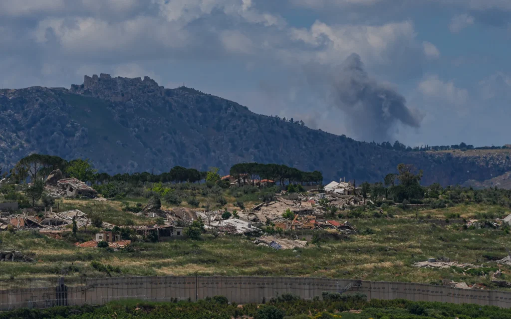 De la fumée s'élève au sud du Liban lors d'une opération militaire israélienne, le 28 mai 2026. (Crédit: Ayal Margolin/Flash90)