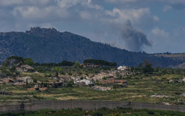 De la fumée s'élève au sud du Liban lors d'une opération militaire israélienne, le 28 mai 2026. (Crédit: Ayal Margolin/Flash90)