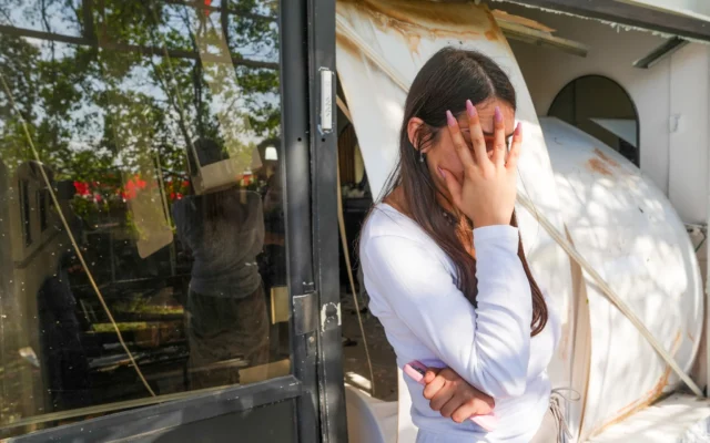 Les forces de sécurité israéliennes et des civils sur les lieux où un missile tiré depuis le Liban vers Israël pendant la nuit a causé des dégâts dans la ville de Kiryat Shmona, dans le nord d'Israël, le 30 mai 2026. (Crédit: Ayal Margolin/Flash90)