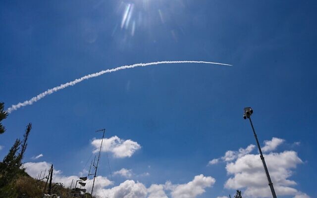 Un missile d'interception tiré contre une roquette lancée depuis le Liban, vu depuis le nord d'Israël, le 30 mai 2026. (Crédit : Michael Giladi/Flash90)