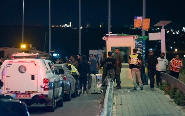 Les forces de sécurité et de secours israéliennes sur les lieux d'un attentat terroriste à la voiture bélier au carrefour du Gush Etzion, en Cisjordanie, le 31 mai 2026. (Crédit : Chaim Goldberg/Flash90)