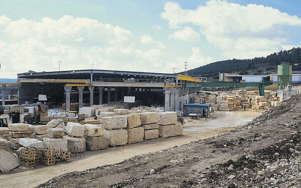 L'usine de calcaire A. Grebelsky & Fils, de Jérusalem, dans la zone industrielle de Har Tuv, non loin de Beit Shemesh. (Autorisation) L'usine de calcaire A. Grebelsky & Fils, de Jérusalem, dans la zone industrielle de Har Tuv, non loin de Beit Shemesh. (Autorisation)