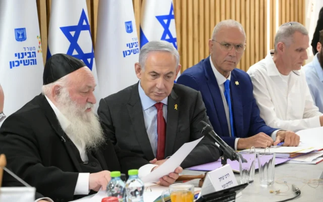 Le chef du parti Yahadout HaTorah, Yitzhak Goldknopf (à gauche), lors d'une rencontre avec le Premier ministre Benjamin Netanyahu, le 20 mars 2026. (Crédit: Amos Ben Gershom/GPO)