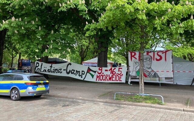 Un camp anti-Israël installé sur la Moorweide, une initiative autorisée par un tribunal allemand malgré les objections de la ville et de la communauté juive, à Hambourg, le 10 mai 2026. (Crédit : Bernhard Sprengel/picture alliance via Getty Images via JTA)